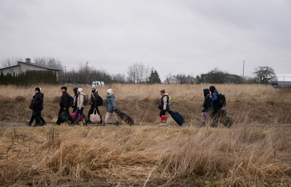 Ucranios huyen de su país hacia el cruce fronterizo de Medyka, Polonia, el sábado 5 de marzo de 2022. Foto Ap