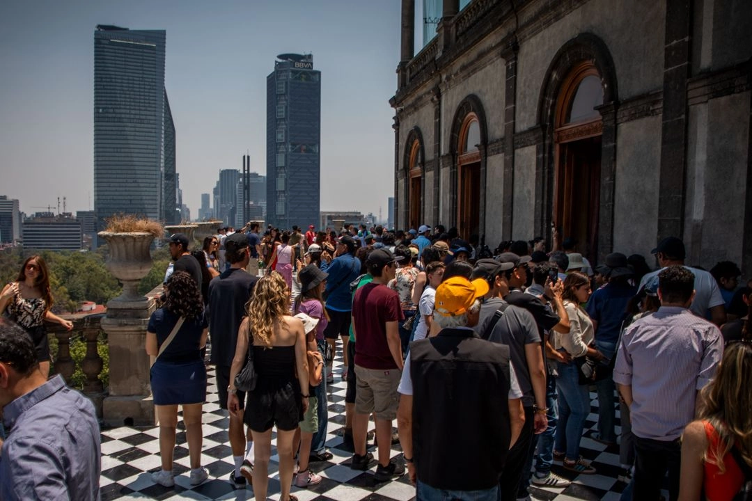 Turistas nacionales y extranjeros disfrutan de un recorrido por el Castillo de Chapultepec, el 19 de abril de 2025. Foto 