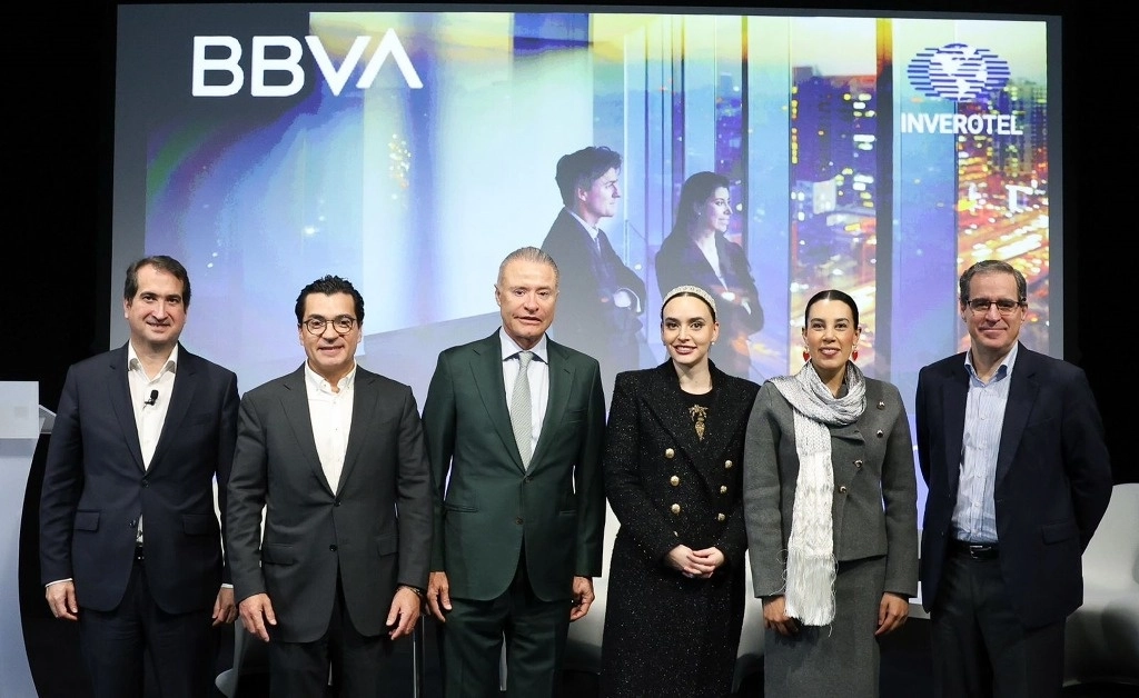 “BBVA México y la Sectur firmaron un convenio de colaboración para posicionar en canales digitales, sus mil 625 sucursales y 14 mil 443 cajeros las marcas México y Pueblos Mágicos, 177 en todo el territorio nacional, en aras de promover y descubrir la riqueza de cada rincón del país”, dieron a conocer ambas partes. Foto cortesía BBVA.