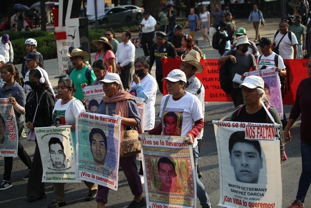 Padres de los 43 normalistas desaparecidos de Ayotzinapa marchan en CDMX el 26 de marzo de. Foto Yazmín Ortega Cortés 