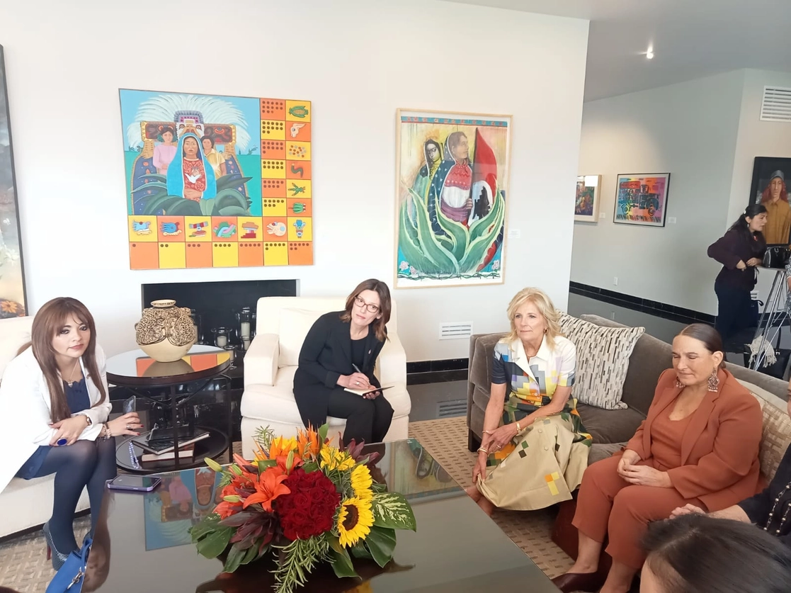 Jill Biden, esposa del presidente de Estados Unidos, se reunió esta mañana con grupos de mujeres, con la finalidad de conocer su trabajo y reconocer el largo camino que han recorrido para tener un lugar. Foto Ángeles Cruz Martínez