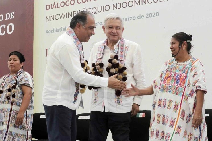 Durante una reunión con habitantes de los pueblos Amuzgo (Ñomdaa) y Mixteca, en Xochistlahuaca, el presidente Andrés Manuel López Obrador se comprometió a que cada mujer y hombre mayor de 18 años de esa localidad recibirá un boleto de manera gratuita para la rifa del avión presidencial. Foto Presidencia