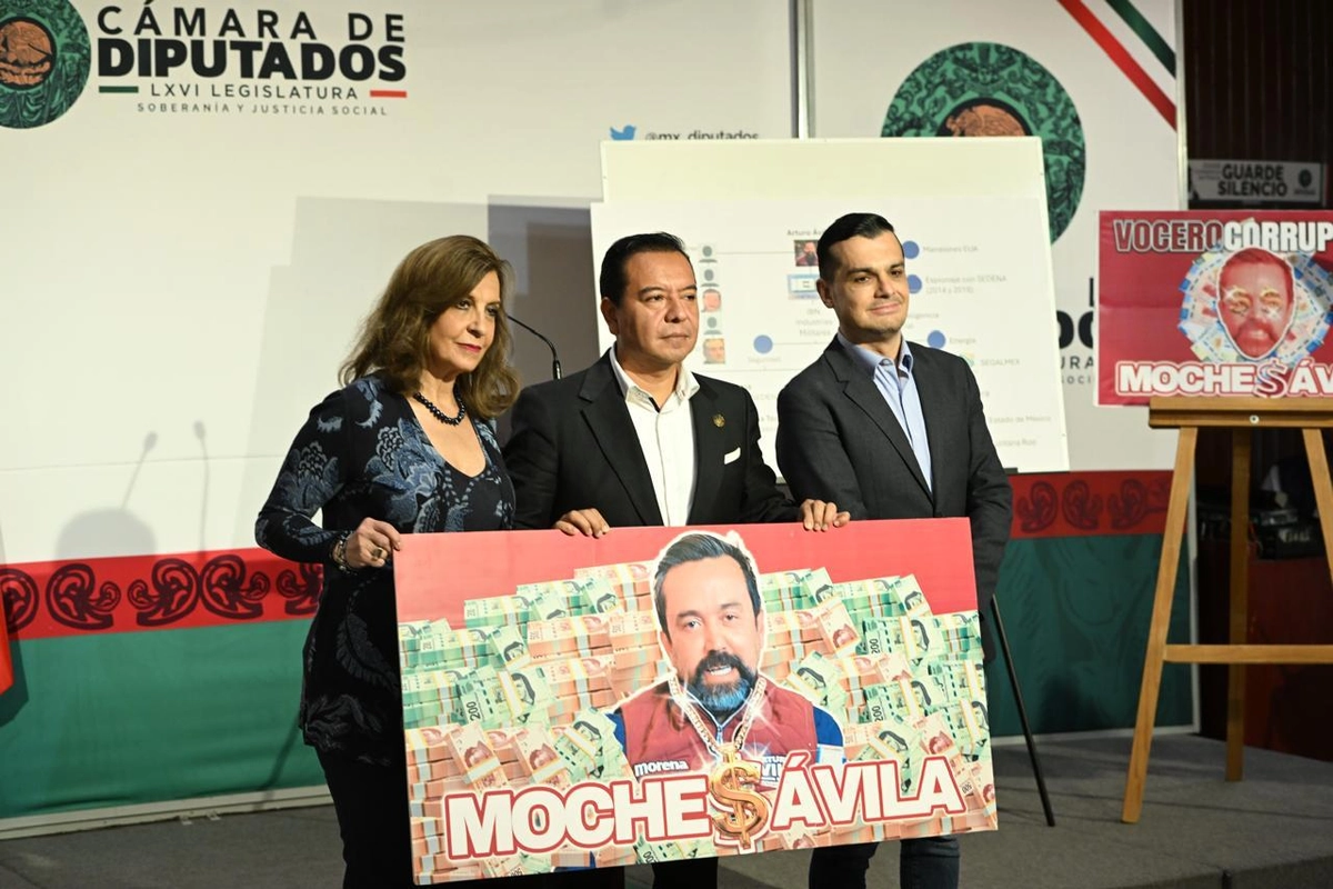 Héctor Saúl Téllez (centro) y el vocero de la dirigencia nacional del PAN, Jorge Triana. 