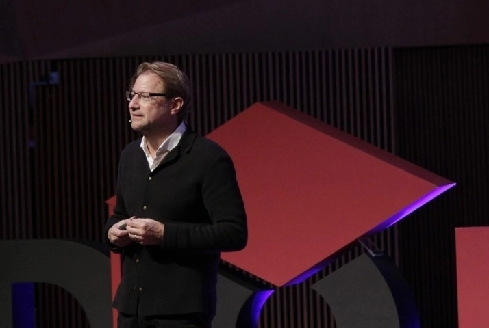 En contra de Andrés Roemer existen indagatorias por múltiples acusaciones de agresión sexual, y luego de que en mayo del año pasado se libró la orden de aprehensión la Unidad de Inteligencia Financiera bloqueó sus cuentas bancarias. Foto tomada del sitio de https://www.facebook.com/andres.roemer / Archivo