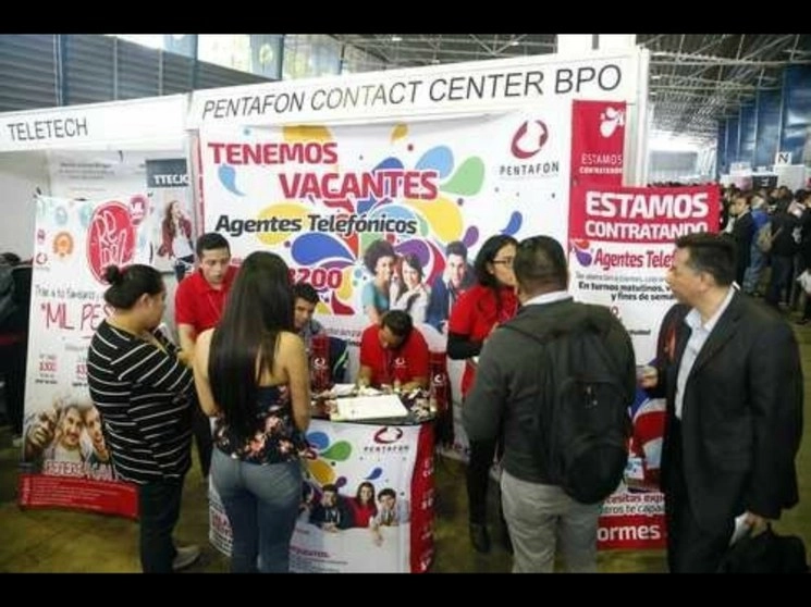 Decenas de capitalinos acudieron a una dependencia del gobierno local para recibir información sobre el programa que otorgar apoyos a personas que perdieron su empleo formal durante la emergencia sanitaria por Covid-19, el 17 de junio de 2020. Foto Jesús Villaseca / Archivo