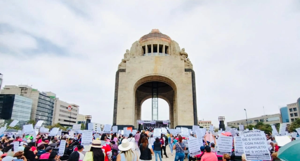La Unión de Lucha Vecinal Anáhuac expresó su apoyo a la Jefa de Gobierno, Claudia Sheinbaum, para que sea la candidata presidencial de Morena en el Monumento a la Revolución, el 23 de abril de 2023. Foto Laura Gómez Flores