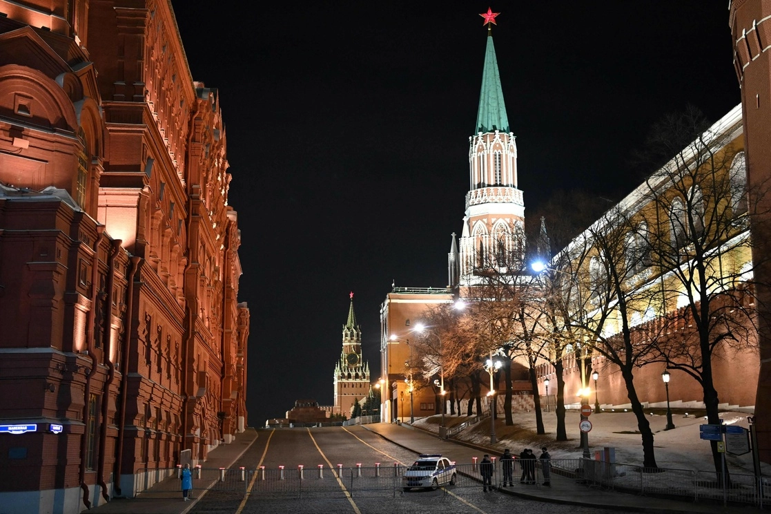Oficiales de policía bloquean el acceso a la Plaza Roja en el centro de Moscú, Rusia, el 2 de marzo de 2022. Foto Afp