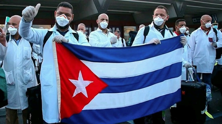 Una brigada de 20 médicos cubanos a su llegada a San Pedro Sula, en Honduras. Foto Presidencia hondureña / Afp