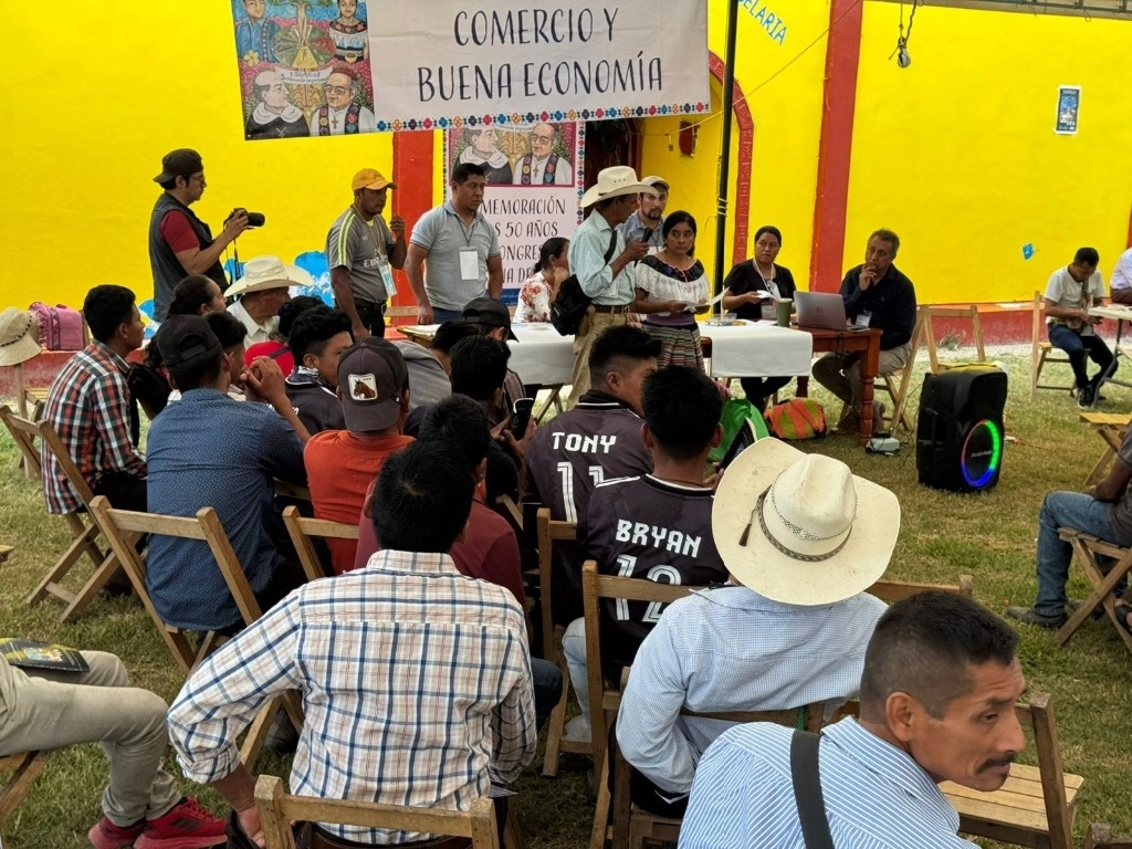 Durante los trabajos acordaron  realizar estudios y análisis de la tierra-territorio para identificar las zonas más apropiadas para los cultivos. Foto La Jornada