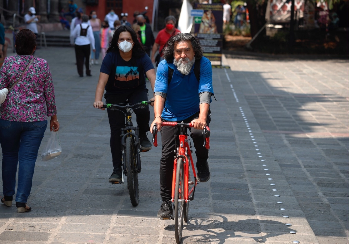 Una pareja se traslada en bicicleta por la alcaldía Coyoacán, Ciudad de México. Foto Cristina Rodríguez / Archivo 
