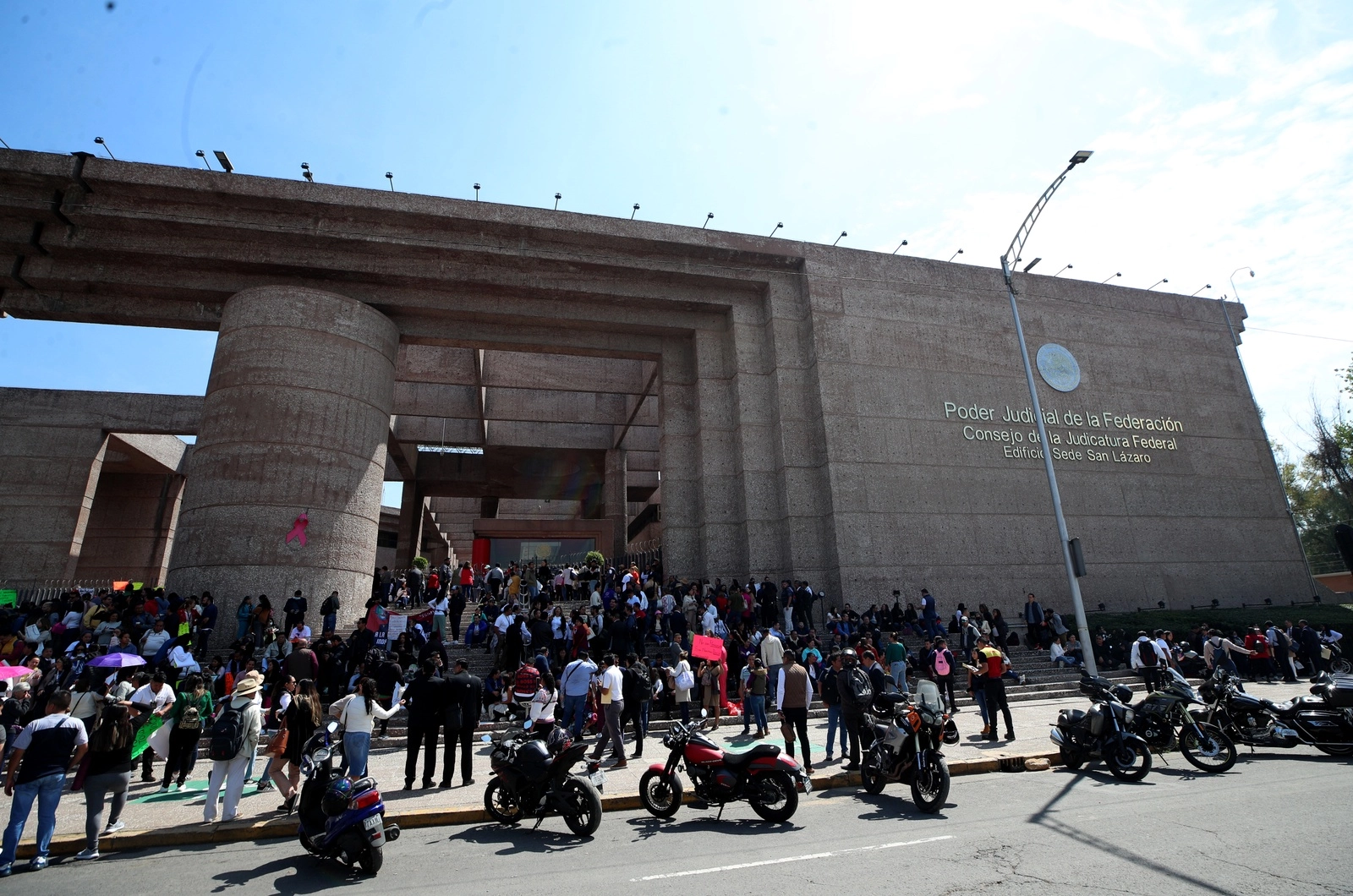 Protesta de trabajadores del Poder Judicial de la Federación con motivo de la extinción de fideicomisos, frente a la sede del organismo en San Lázaro, en la Ciudad de México. Foto Alfredo Domínguez / Archivo
