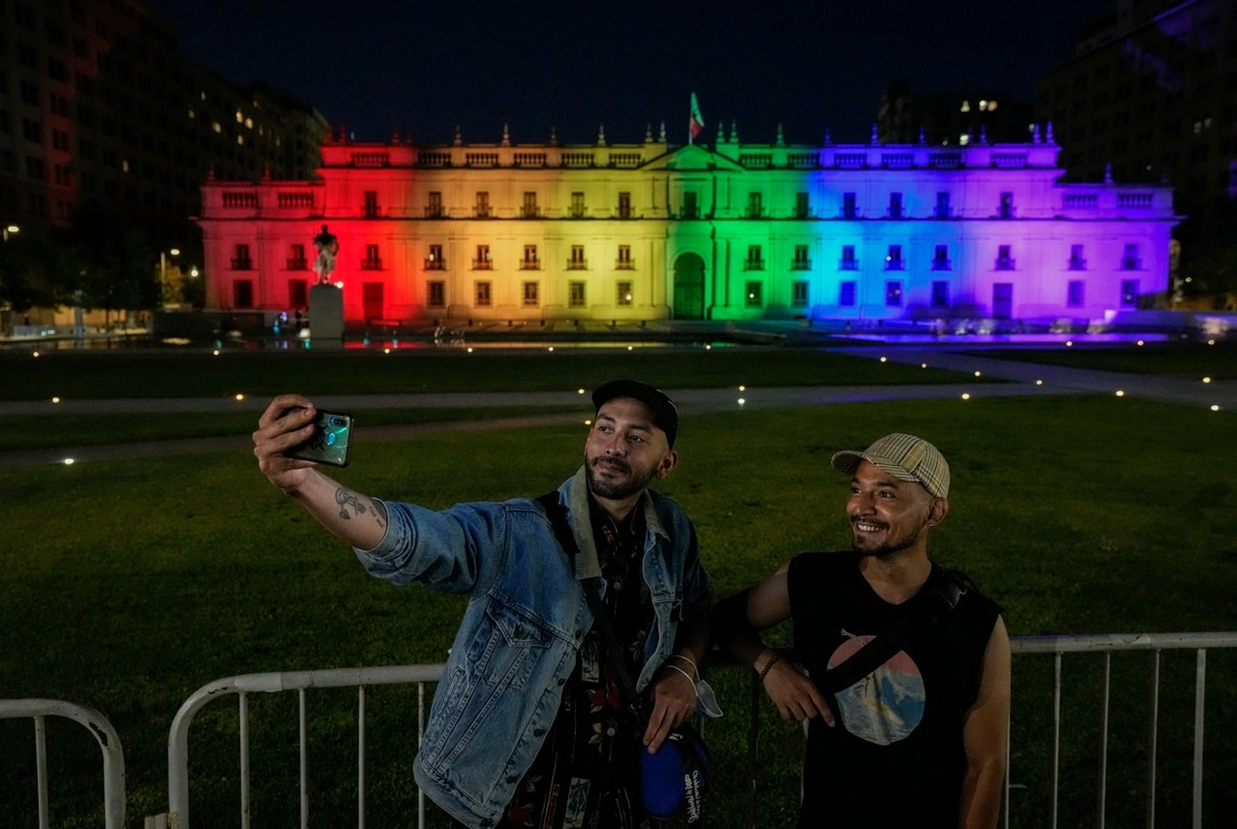 Antier, el palacio presidencial de La Moneda fue iluminado con los colores del arcoiris, tras la aprobación de la legislación que abrió paso al matrimonio igualitario en Chile. Foto Ap 