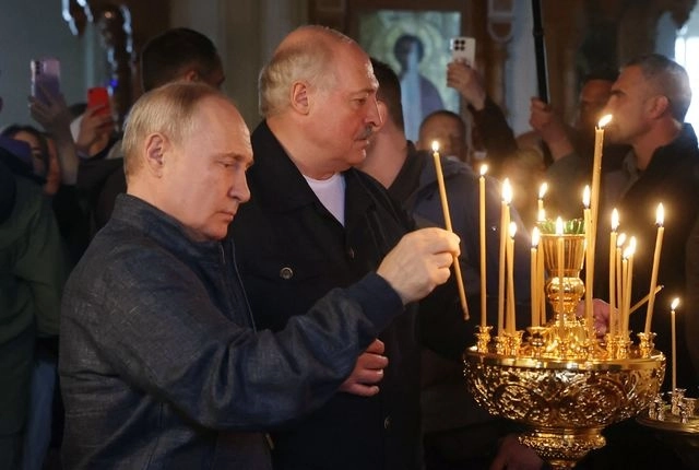 El presidente ruso Vladimir Putin y su par bielorruso Alexander Lukashenko, hoy en  un monasterio en la isla Valaam. Foto Afp