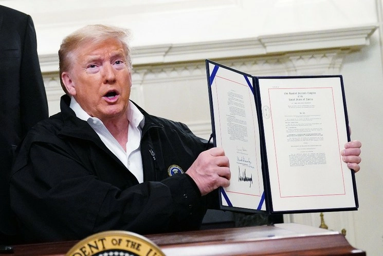 El presidente de los Estados Unidos, Donald Trump, con un proyecto de ley de financiación de emergencia de USD 8 mil millones para combatir el coronavirus COVID-19. Foto Afp