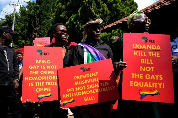 Activistas protestan contra las medidas anti-homosexuales en Uganda, en la ciudad sudafricana de Pretoria, el 4 de abril pasado. Foto Ap