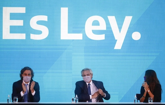 Alberto Fernández (centro) durante la promulgación de la ley de Interrupción Voluntaria del Embarazo. Foto Ap