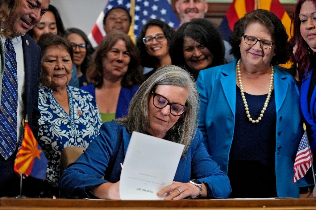 La gobernadora de Arizona, Katie Hobbs, demócrata, firma la derogación de la prohibición casi total del aborto de la época de la Guerra Civil, el jueves 2 de mayo de 2024, en el Capitolio de Phoenix. Los demócratas obtuvieron suficientes votos en el Senado de Arizona para revocar la prohibición de los abortos que el tribunal más alto del estado permitió recientemente que entrara en vigor. Foto Ap