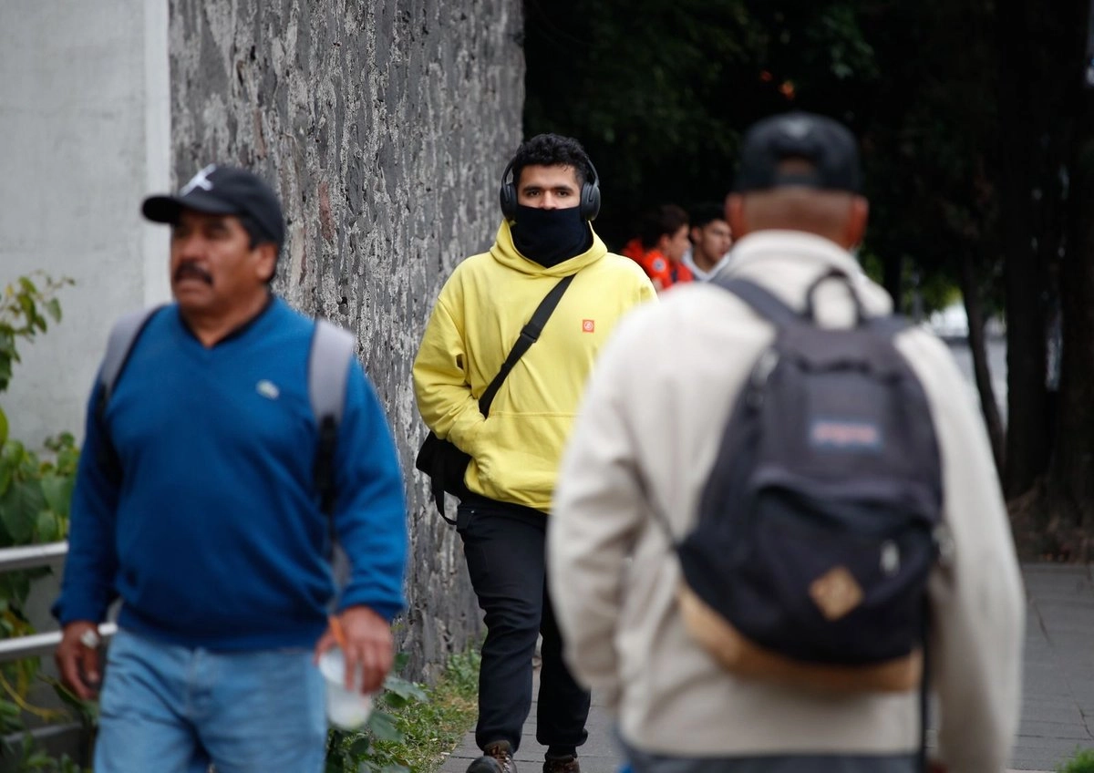 Ciudadanos se protegen de las bajas temperaturas que se registran en la Ciudad de México, el 10 de noviembre de 2025. 