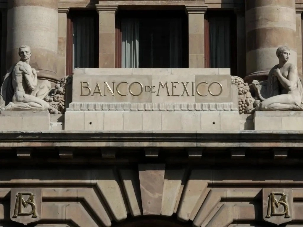 El Banco de México pasó de un rango de 0.8 a 2.4% y un crecimiento puntual de 1.6%, a uno de 3.1 a 3.5%, con un puntual de 3.3%, de acuerdo con el informe trimestral de julio a septiembre del año pasado. Foto Roberto García Ortiz / Archivo