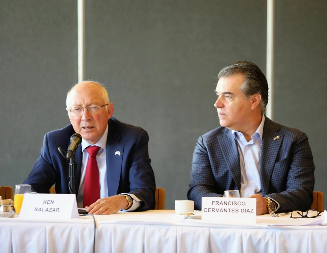 Los sectores privado del país y de EU harán pronto anuncios “importantes” de inversión, aseguraron el embajador estadunidense en México, Ken Salazar, y el presidente del Consejo Coordinador Empresarial, Francisco Cervantes, el 17 de junio de 2022. Foto tomada del Twitter de @cceoficialmx