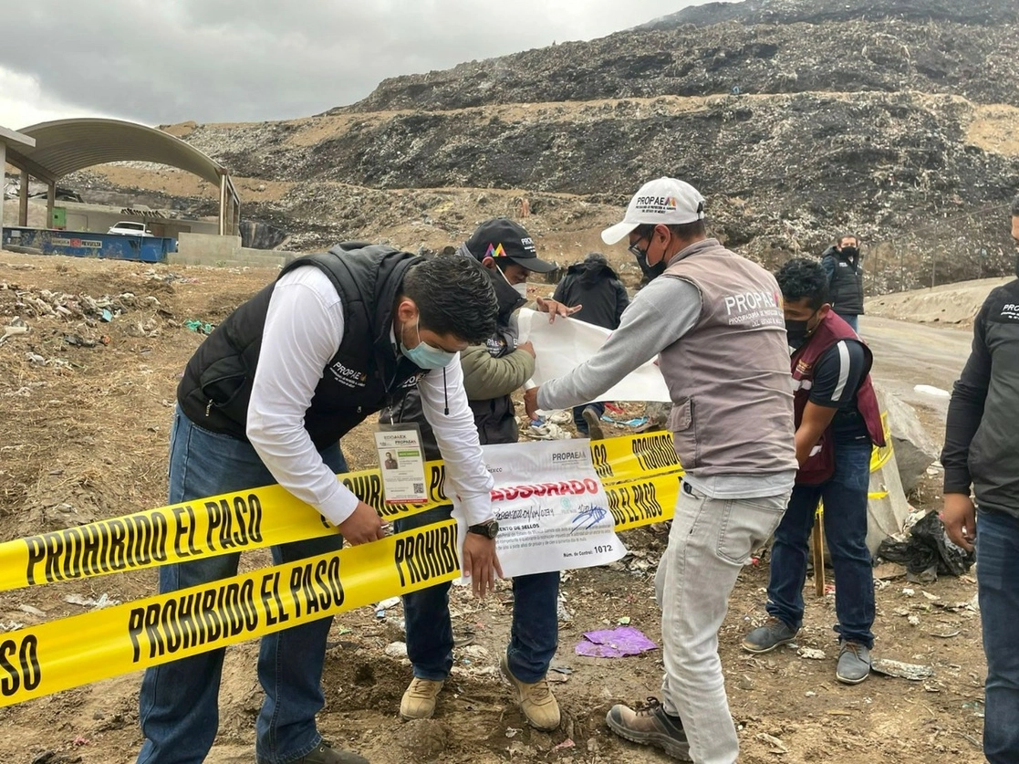 Aspectos de la clausura del tiradero municipal de Chimalhuacán el cual se encuentra en llamas desde el pasado 28 de mayo. Foto La Jornada
