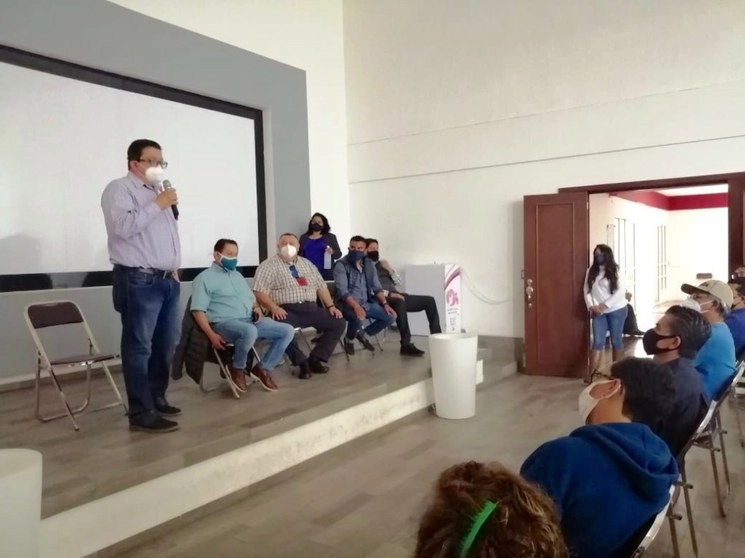 Reunión de trabajo entre autoridades y dueños de gimnasios. Foto La Jornada