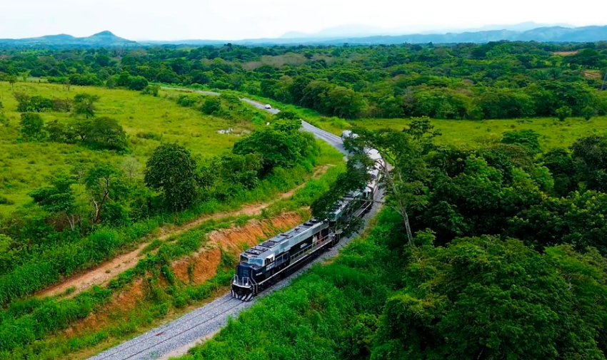 Se va a proponer que quede en la Constitución que el Estado retome su derecho a utilizar las vías concesionadas a carga para trenes de pasajeros, son 18 mil kilómetros, expresó el presidente López Obrador. Imagen tomada del sitio https://www.pasajerosinteroceanico.com.mx/inicio