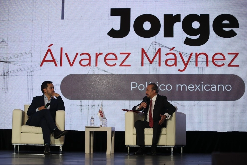 Durante el encuentro con empresarios del sector de la construcción fue cuestionado sobre si en caso de ir bajo en las encuestas, declinaría en favor de alguna de las candidatas, pero no contestó. Foto Yazmín Ortega Cortés.