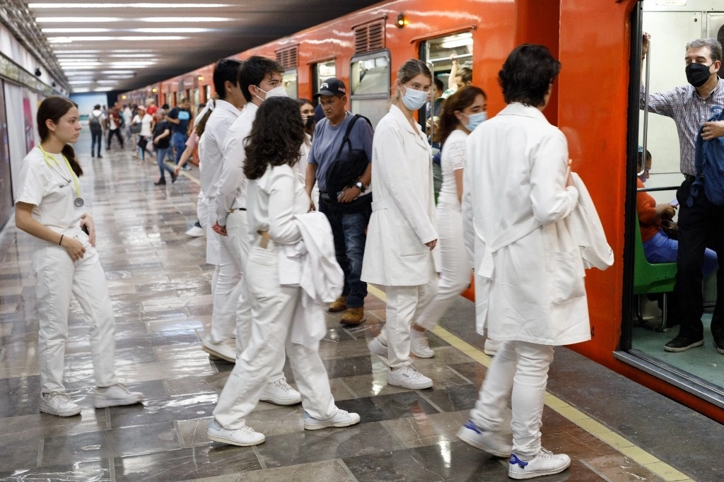 La oposición panista propuso una iniciativa en el Congreso local para reformar la Ley del Sistema de Transporte Colectivo Metro con el fin de aplicar una tarifa diferenciada. Foto Pablo Ramos 



