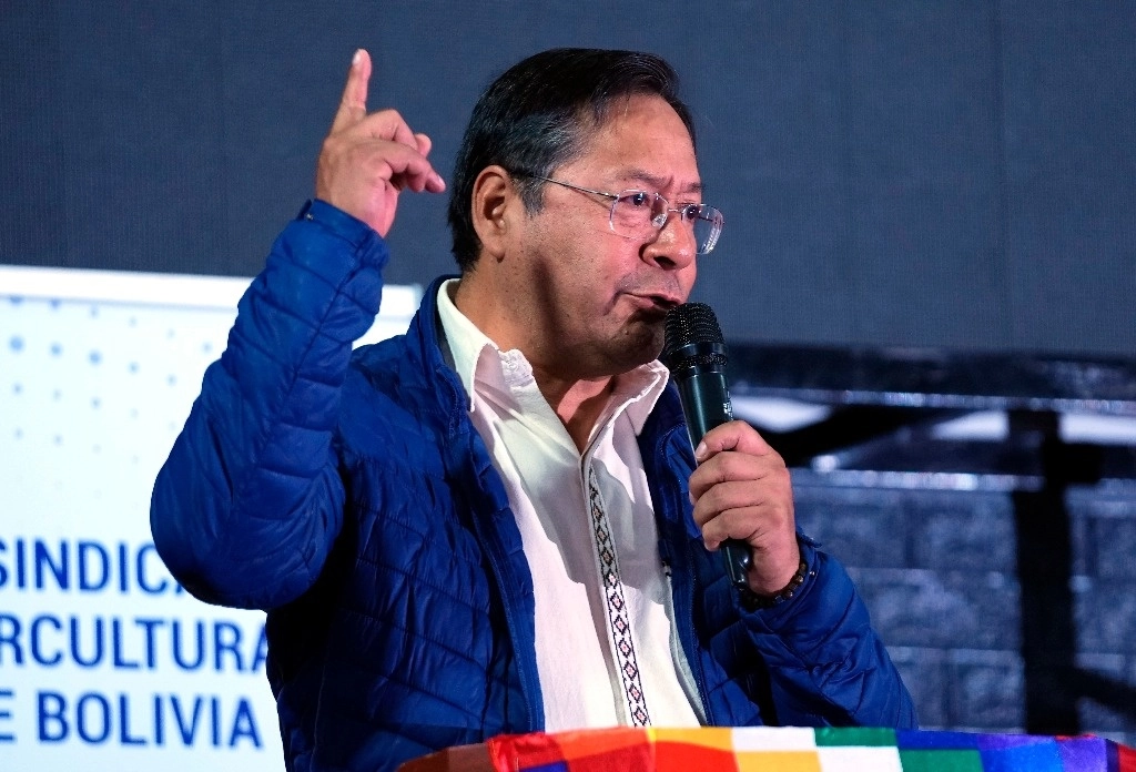 Arce, atosigado por problemas económicos, también propuso que el referéndum defina qué hacer sobre la subvención a los combustibles, una causante para la escasez de dólares y, a la vez, de diésel y gasolina. Foto Ap.