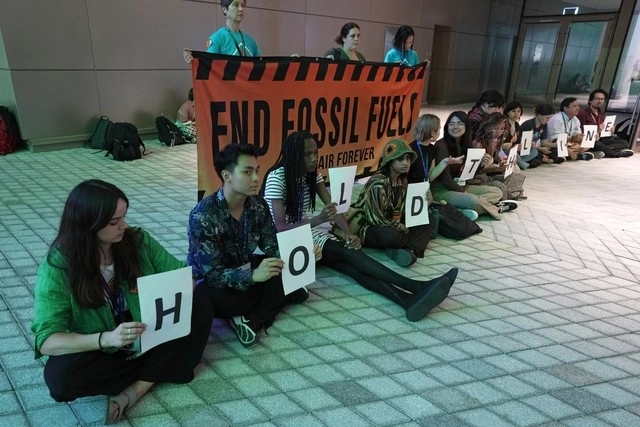 Manifestantes piden detener el uso de energías fósiles durante la COP28 en Dubai. Foto Ap 