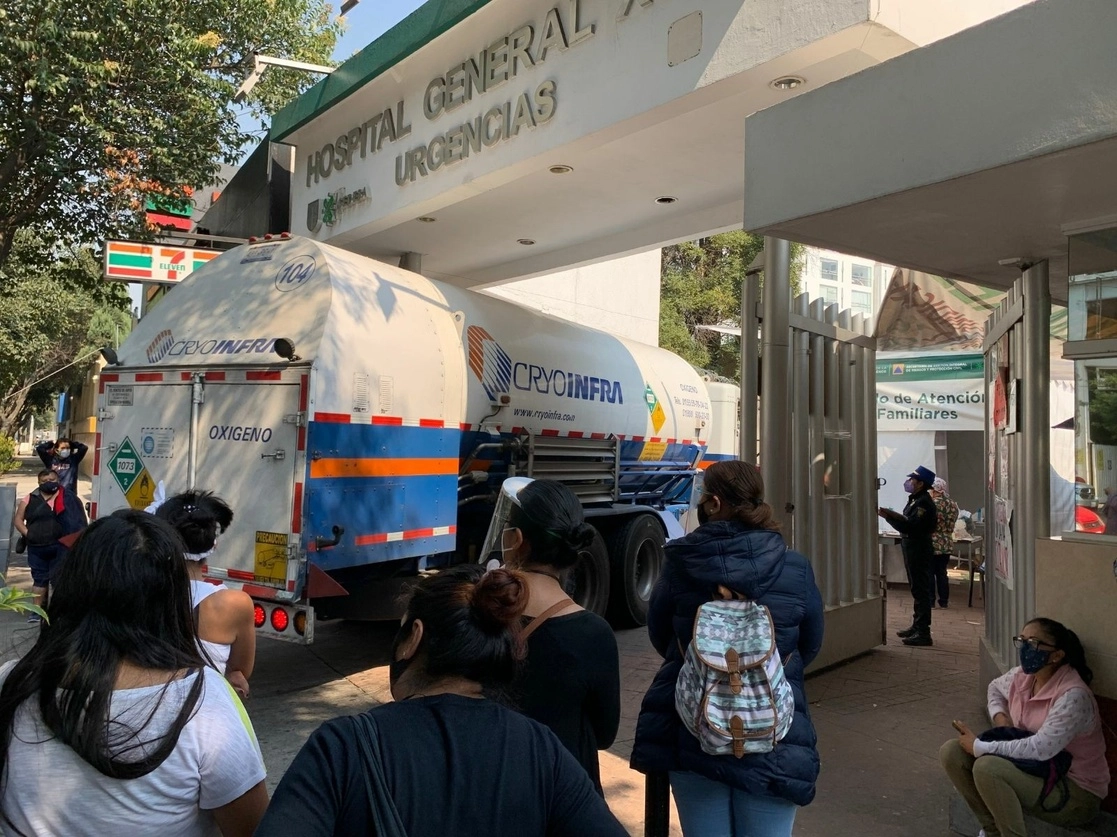 El Estado no puede eludir su responsabilidad de garantizar el acceso a la salud a todos los ciudadanos. En la imagen de ayer, el Hospital General de Xoco. Foto José Antonio López
