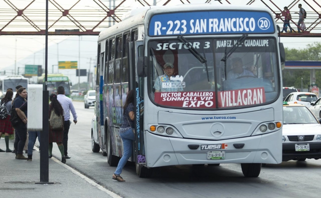 Usuarios del transporte público de Monterrey, Nuevo León. Foto Cuartoscuro / Archivo