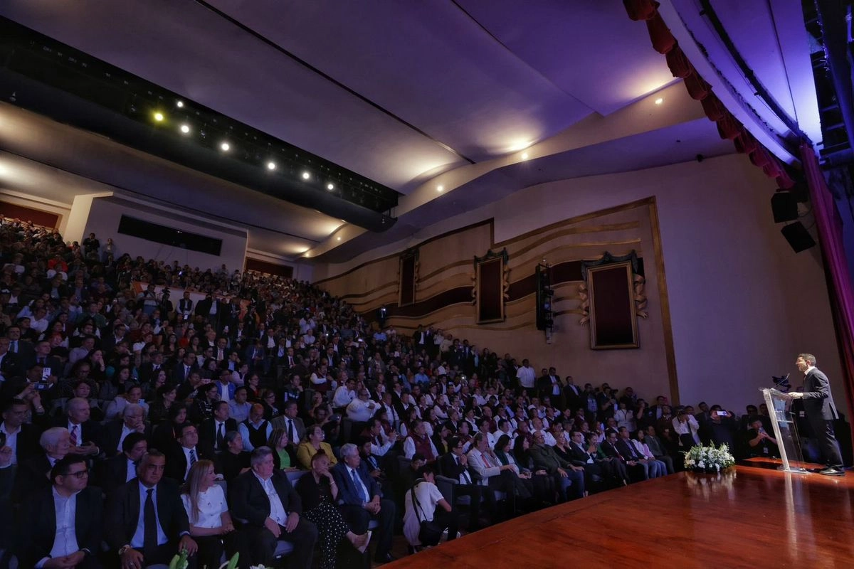 Asistentes a la feria de Información y Servicios del Issste en la FSTSE. Foto