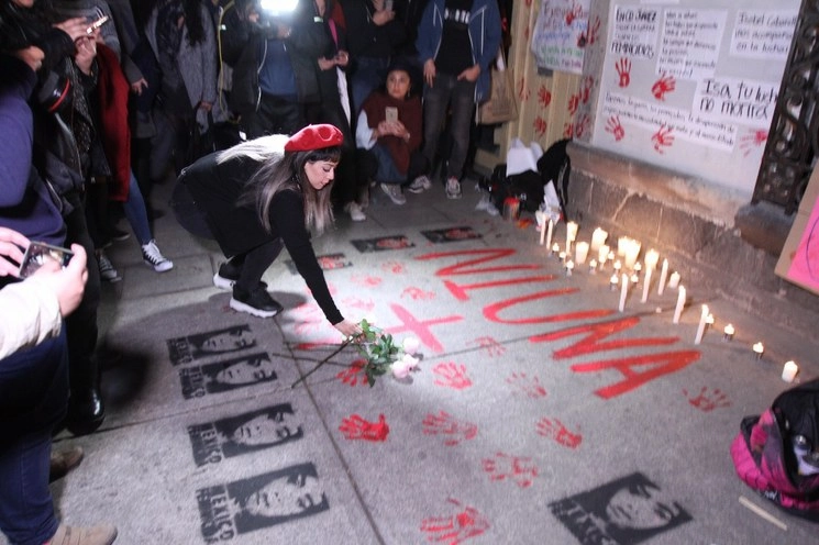 Mujeres integrantes de la organización Hijas de su maquilera madre, realizan una velada por el feminicidio de su compañera Isabel Cabanillas, el pasado 21 de enero. Foto María Luisa Severiano / Archivo