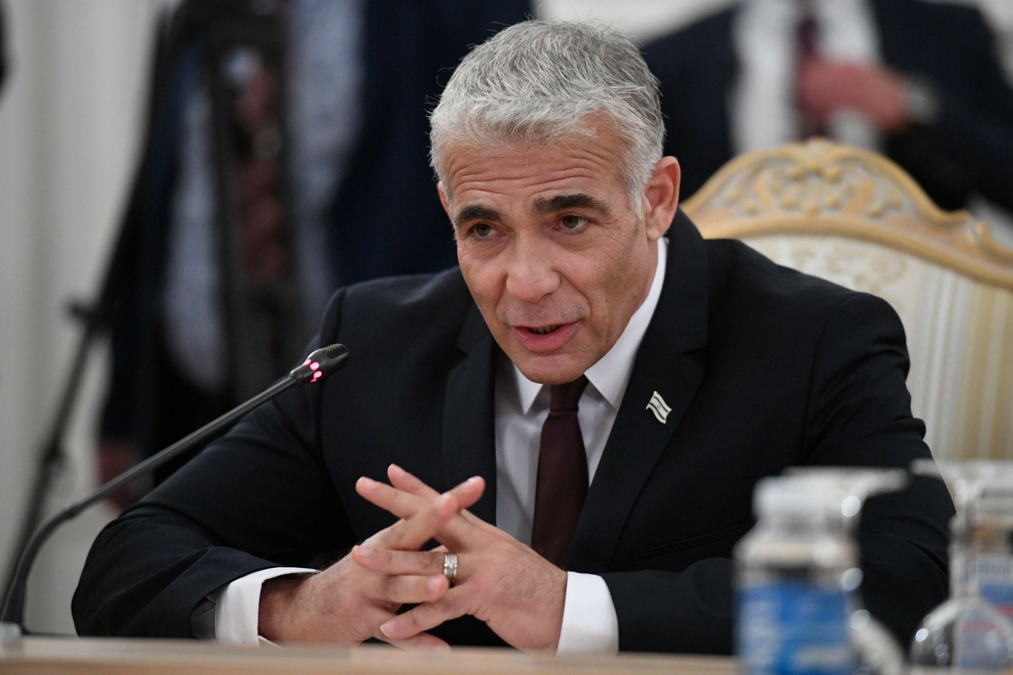 Yair Lapid, canciller de Israel detalló que el plan de desarrollo para Gaza incluye la reparación de lineas eléctricas  e instalación de gas. Foto Ap