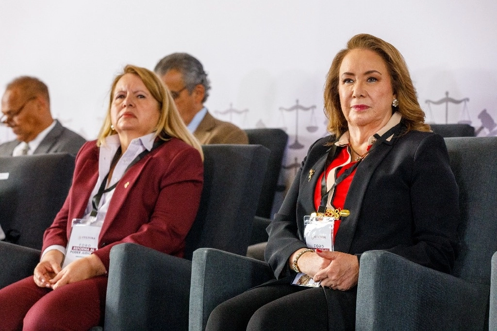 Las ministras de la Suprema Corte de Justicia de la Nación Yasmín Esquivel y Loretta Ortiz participaron en el foro ‘Reforma al Poder Judicial: Efectos en beneficio de la Ciudad de México’, que se realizó en la Biblioteca México. Foto Pablo Ramos 