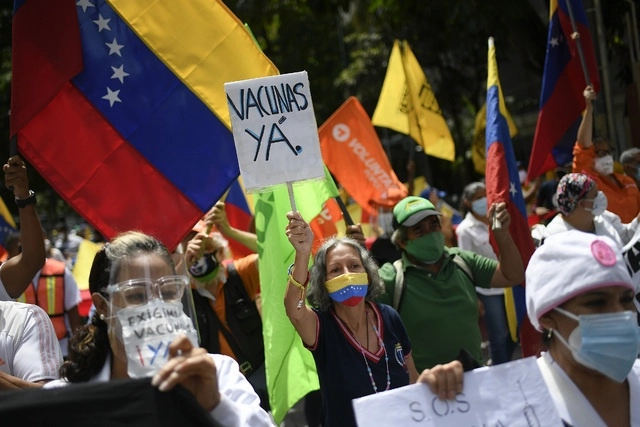 Ciudadanos se manifestaron en Caracas para pedir una distribución justa de las vacunas contra el Covid-19. Foto Ap