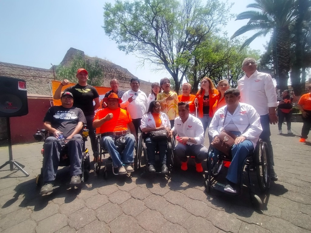 Saúl López dijo que de ganar la alcaldía habrá de separar del Sistema para el Desarrollo Integral de la Familia (DIF), a las personas con discapacidad que habrán de ser atendidos en un Sistema Integral de Cuidados. Foto Silvia Chávez González