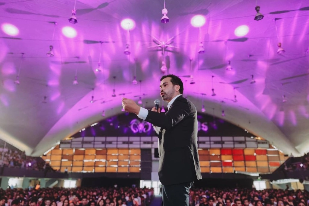 El abanderado presidencial intentó ser evasivo en temas de seguridad y salud, y también al hablar sobre el futuro de los líderes de su partido, pero los alumnos encargados de la conducción lo emplazaron a responder como si estuviera en una entrevista de trabajo. Foto @AlvarezMaynez
