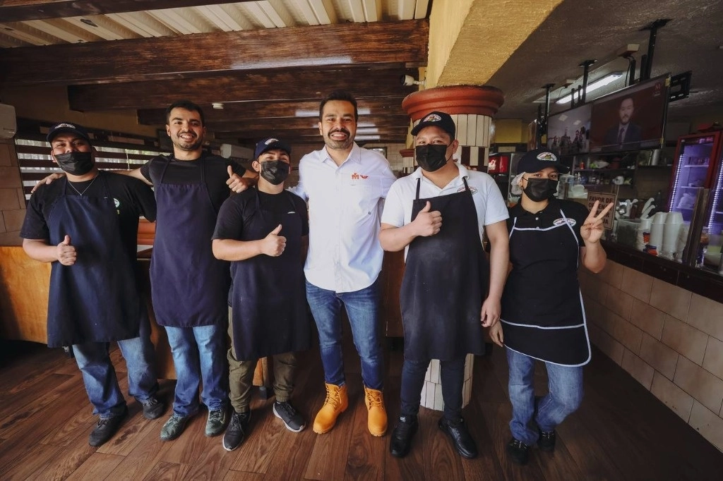 El candidato posó junto a los empleados de una taquería en Nuevo León. Foto de su perfil de X