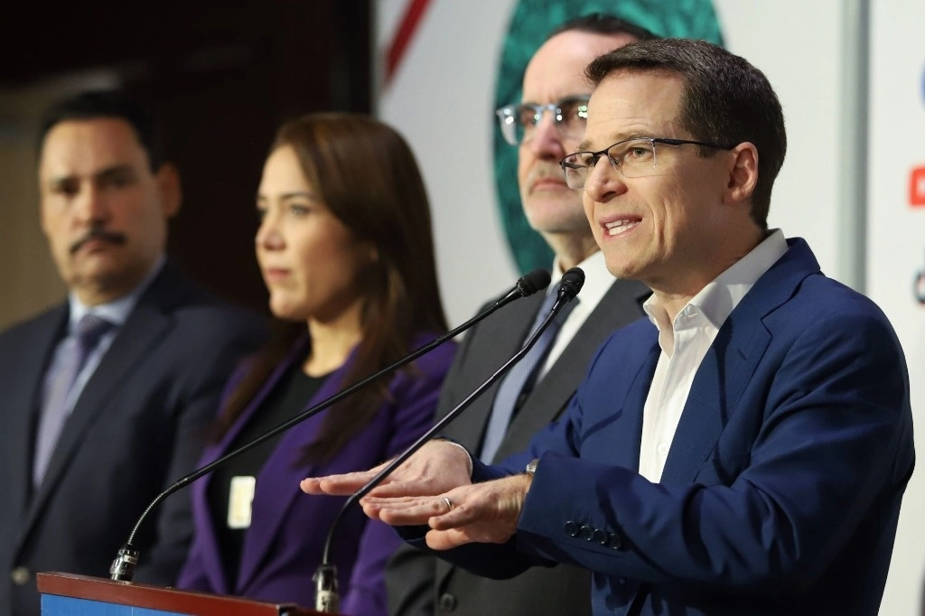 Los legisladores panistas, encabezados por Ricardo Anaya, ofrecieron una conferencia de prensa donde expusieron elementos por los cuales rechazan la reforma al Infonavit. Foto Cuartoscuro  