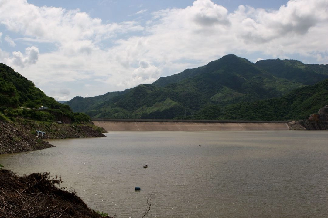 Cuestionado al respecto, el gobernador de Nayarit, Miguel Ángel Navarro Quintero precisó: Primero tenemos que solucionar algunos problemas, ¿cómo cuáles?, hay partes serranas que teniendo Nayarit buenas cantidades de agua, no dispone de ellas”. Foto 