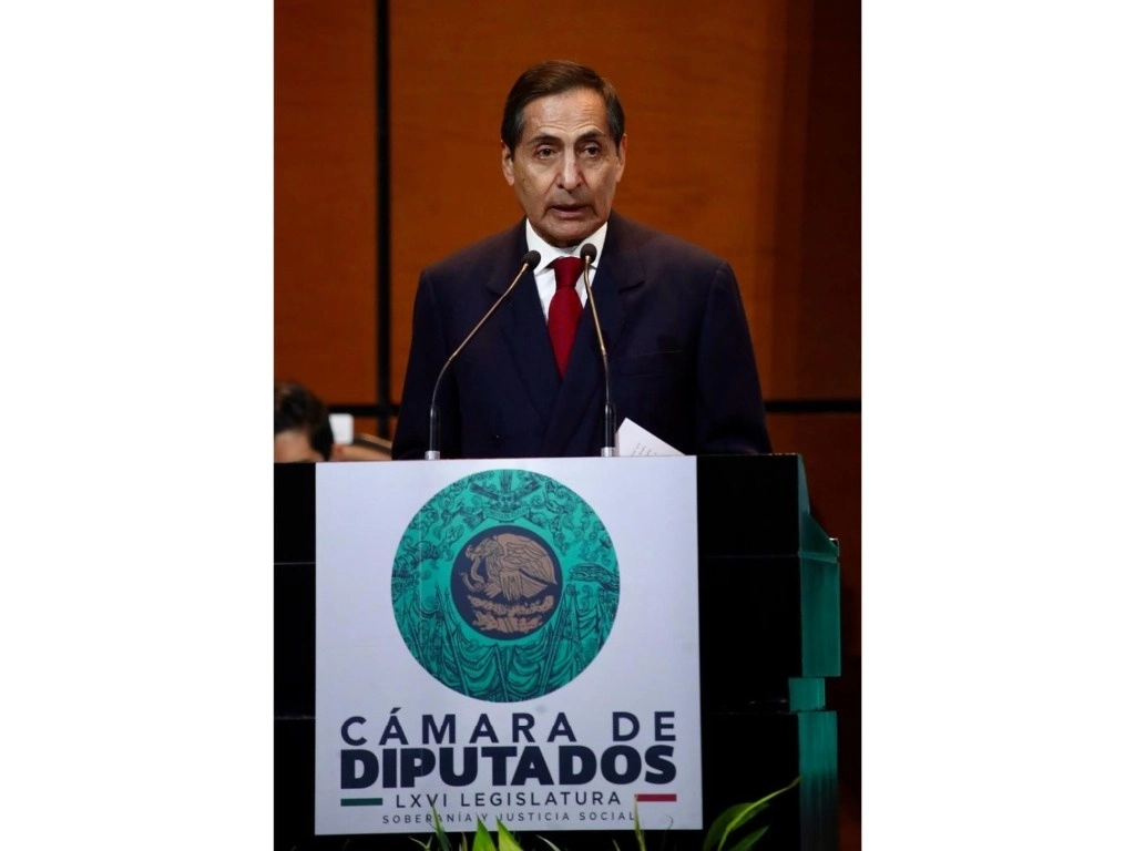 El secretario de Hacienda, Rogelio Ramírez de la O, entregó el Paquete Económico 2025 en la Cámara de Diputados, en la Ciudad de México, el 15 de noviembre de 2024. Foto Yazmín Ortega Cortés
