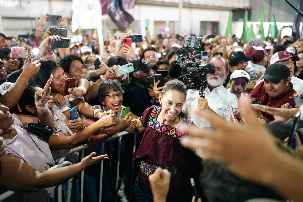 En Tapachula, Claudia Sheinbaum recibió calurosas muestras de apoyo. Foto 'La Jornada'



