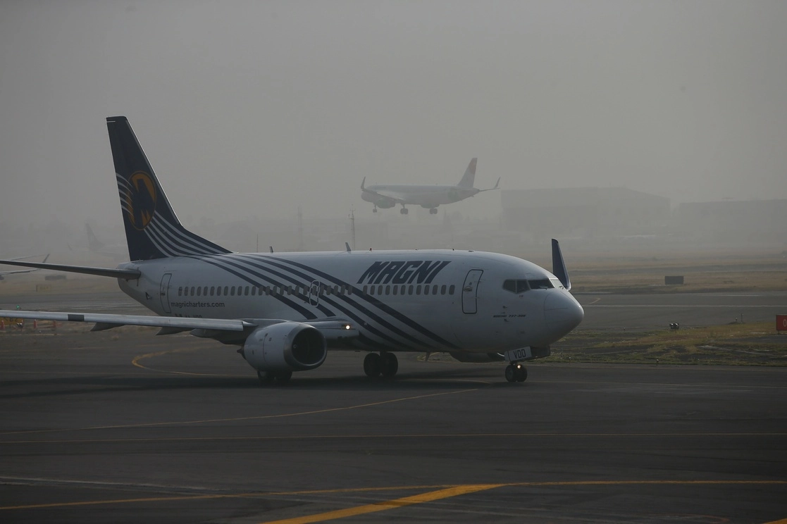 Un avión en la T1 del AICM. Foto Alfredo Domínguez/ archivo