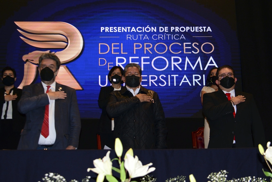 Académicos y funcionarios atestiguaron el inició del programa de reforma en la UAZ. Foto Alfredo Valadez