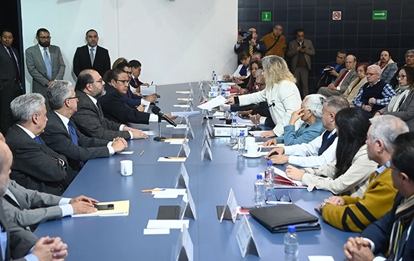 El secretario Administrativo de la UNAM, Tomás Humberto Rubio Pérez, entregó la propuesta a Bertha Guadalupe Rodríguez Sámano, secretaria General de la AAPAUNAM. Foto DGCS UNAM