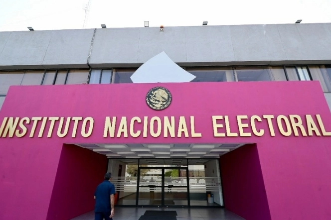 Puerta central de acceso al edificio del INE. Foto Roberto García Ortiz / Archivo