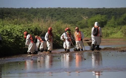 Empleados de Grupo México, durante labores de limpieza en el río Sonora, luego del derrame de millones de litros de desechos tóxicos hecho por la minera Buenavista del Cobre. Foto Cuartoscuro / Archivo